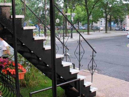 Plateau mont-royal, 4 ½ de 840 pieds carrés, rez-de–chaussée, à 2 minutes de marche du métro Mont-Royal ou Laurier