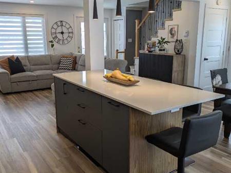 Maison à louer - St-Rédempteur - 3 étages, 3 chambres, piscine, hydro et déneigement inclus