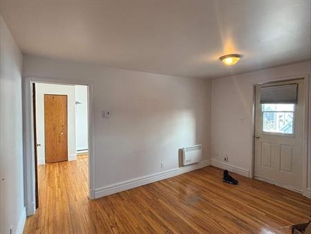 1 CH - 1 SDB - Sherbrooke - $999 /mo