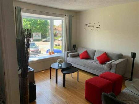 Libre 1er juillet Grand lumineux 5.5 dans Haut Triplex rénové + Climatisé, à 5 mn Dix30