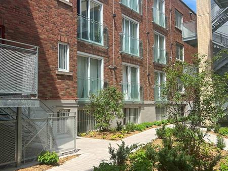 STUDIO RENOVE AVEC VUE IMPRENNABLE SUR UN JARDIN PRIVÉ