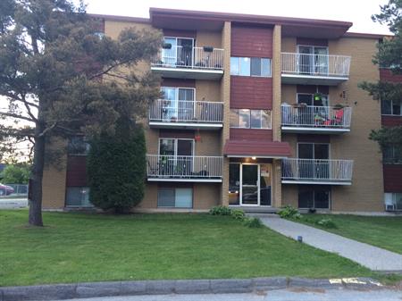 31/2 Rénové Chauffé, Eau Chaude !