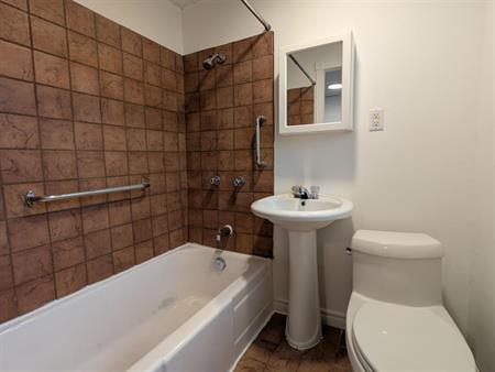 Immeuble - 548-558 King Est Beau 3 1/2 Près De Tous Les Services