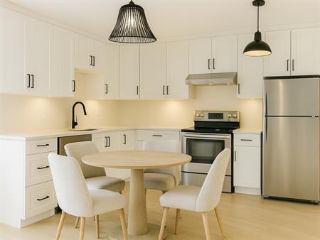 4 1/2 - Entièrement Rénové - 1er Mai