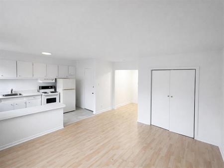 Studio - 4304 Avenue Pierre-De Coubertin, Montréal