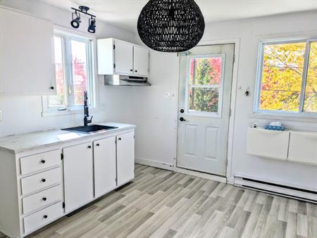 3.5 Avec Stationnement à Vanier