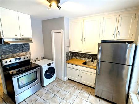 Immeuble - 866 à 882 Short Très Joli 4 1/2 Au Centre Ville De Sherbrooke.