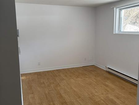 4 1/2, Disponible Le 1e Mars