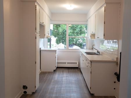 3 1/2 Rénové Chauffé/Eau Chaude/Entrée L