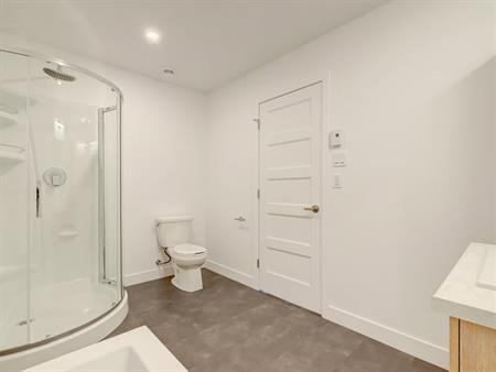 Très Grand 3 1/2 à Louer