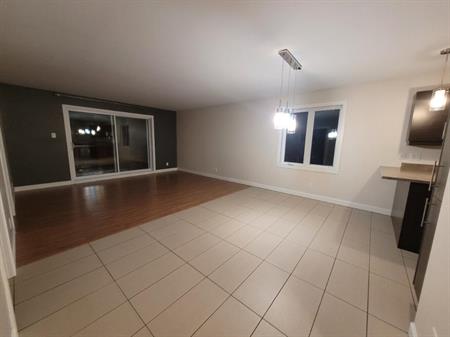 Grand 4 1/2 ***Libre immédiatement ou 1er avril 2026