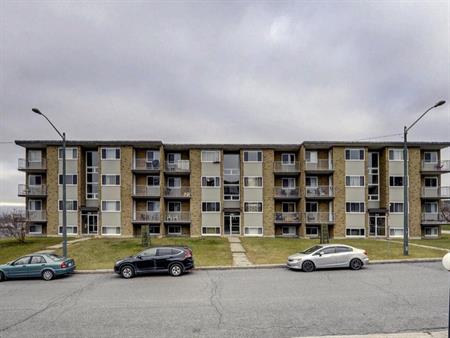 Grand 5 1/2 complètement rénové, très ensoleillé et situé au 3ème étage d’un immeuble très tranquille, secteur Sainte-Foy