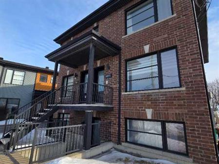 Beau grand condo 4 et demi a louer