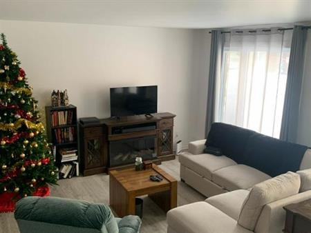 Disponible dès maintenant – Très Grand 4 ½ – 2 Salles de Bains – Possibilité Stationnement Intérieur