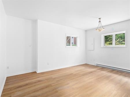 Appartement De 1 CC En Semi Sous-sol