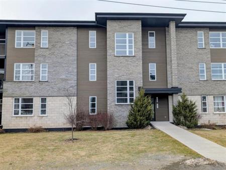 4 et demi spacieux avec air climatisé et garage intérieur