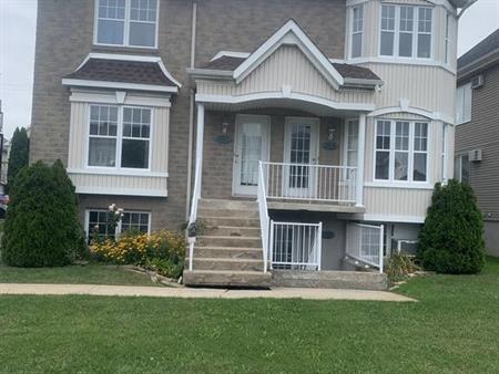 Beautiful 3 1/2 ( Furnished )