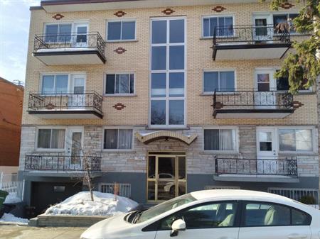 St Michel: Très Grand 5 ½ - Metro