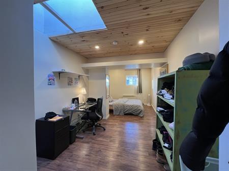 CHAMBRE ENSOLEILLÉ MÉTRO SAUVÉ