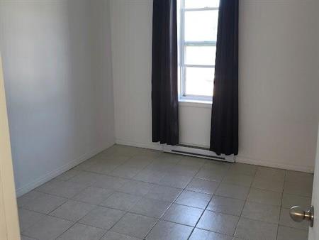 Immeuble - 107-109-111 Queen 3 1/2 Meublé Et Tout Inclus à Louer