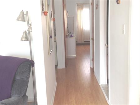 Beau 4 1/2 Propre Pres Tous Services