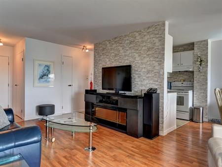 GRAND 4 ½ EN COIN À CHARLESBOURG