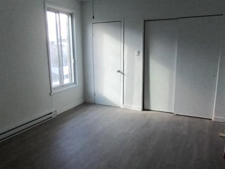 HOCHELAGA ET VIAU GRAND 6 1/2 3 GRANDES CHAMBRES FERMÉE