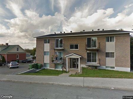 2 CH - 1 SDB - Sherbrooke - $693 /mo