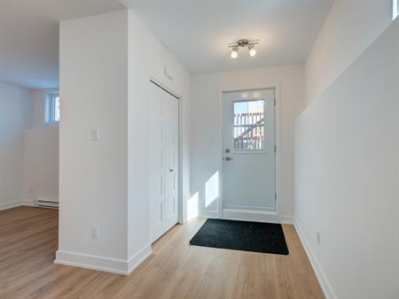 3 ½ Lumineux Avec Balcon Et Stationnemen