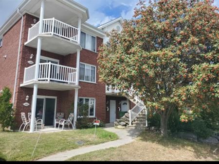 Grand 4 1/2 à Louer