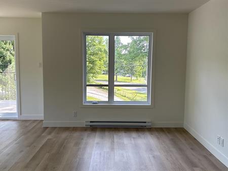 Immeuble - 18 Rue Allen Est, Waterloo 4 Et Demi + Den - Neuf - Waterloo