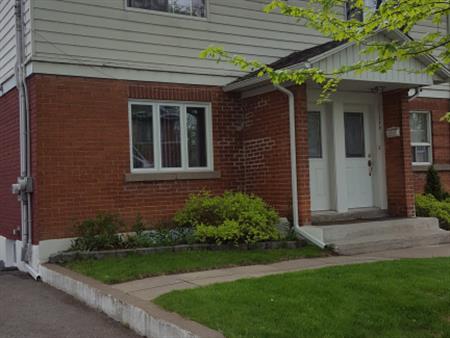 Beau 4 1/2 Avec Bureau