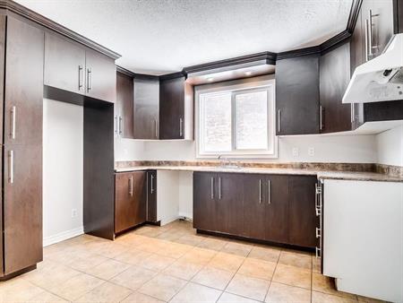 2 C-C, 1 Mars, Rénové à Neuf,1 090pi2