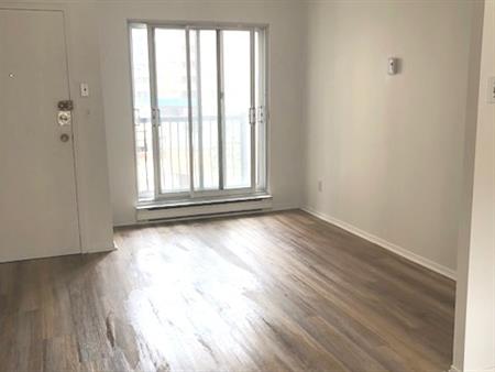 BEAU 4 1/2 Dans Petit Immeuble