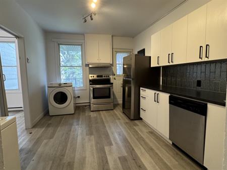 Ville-Marie - Beau 4 1/2 Rénové 2e Étage