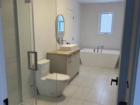 4 1/2 Neuf Style Condo Et Avec GARAGE