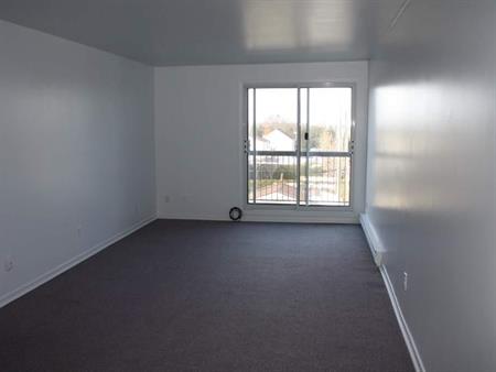 A Valleyfield – Grand, beau, propre et tranquille 4-1/2 , Libre 1 AVRIL