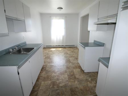 A Valleyfield – Grand, beau, propre et tranquille 4-1/2 , Libre 1 AVRIL