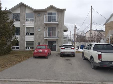 Libre. Logis Situé Au 1 étage, Rénové.