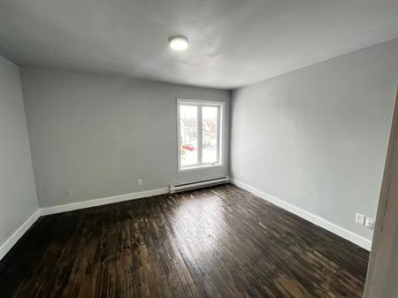 5 ½ entièrement rénové sur 2 niveaux – Quartier paisible – 2 stationnements – Disponible maintenant Situé au 611 rue Gérard-P