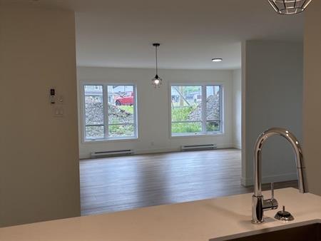 Immeuble - 18 Rue Allen Est, Waterloo 5 Et Demi Neuf - Waterloo