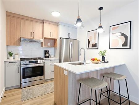 Immeuble - 16 Rue Allen Est, Waterloo 5 Et Demi Neuf - Waterloo