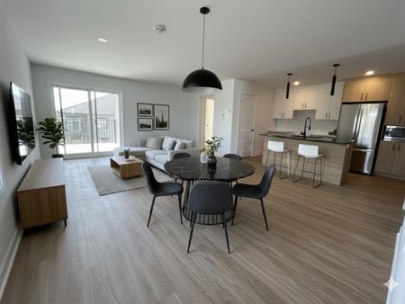 Grand 5 Et ½ Neuf à Bedford