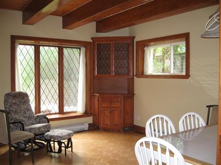 Petit 4 1/2 demi sous-sol, complètement meublé, tout inclu, quartier Champigny, 1 stationnement.