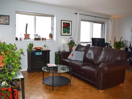 Grand 4 et demi lumineux situé au 8ième étage d’un immeuble en béton avec vue sur la rivière des Prairies.