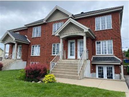 Beau 51/2 à Ville Mercier à louer