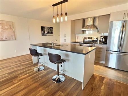 5 1/2 1880$ construction récente