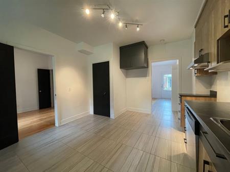 Ville-Marie - 4 1/2 Avec Parking + Cour