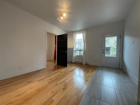 Ville-Marie - 4 1/2 Avec Parking + Cour