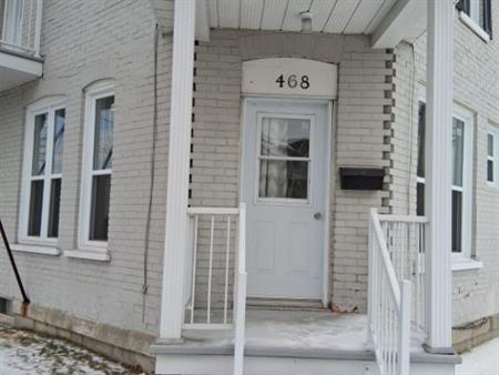 3 chambres, 1 salle de bain et 1 double salon, grande cuisine, entrée indépendantes